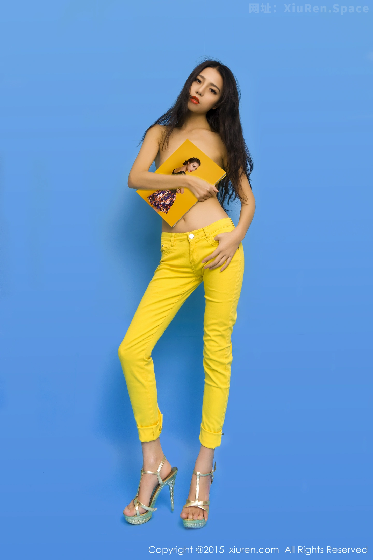 图片[5]-[XiuRen秀人网]VOL.297 性感女神HONEYAL书本挡胸半裸秀豪乳完美诱惑写真50P-秀人网官方网站